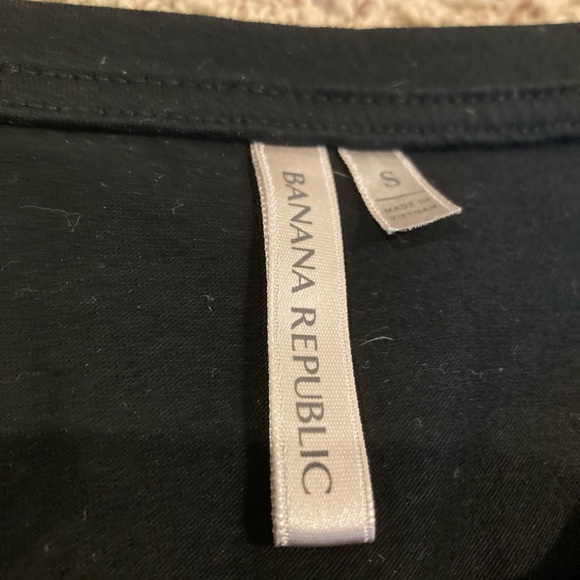 Plain Black Banana Republic tee! - Picture 3 of 3
